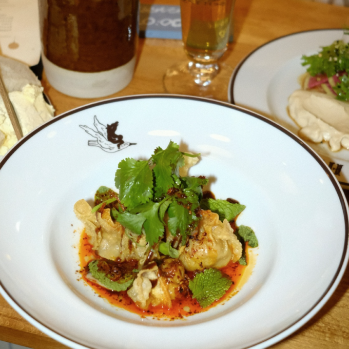 Med sin inbjudande känsla och breda repertoar av smaker har Freden snabbt blivit en populärt mötesplats i Malmö. I den klassiska Tröls-lokalen vid Karlskronaplan serveras comfort food i en härlig atmosfär.