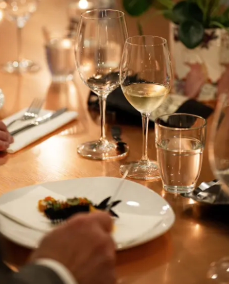 julbord koket vid bordet