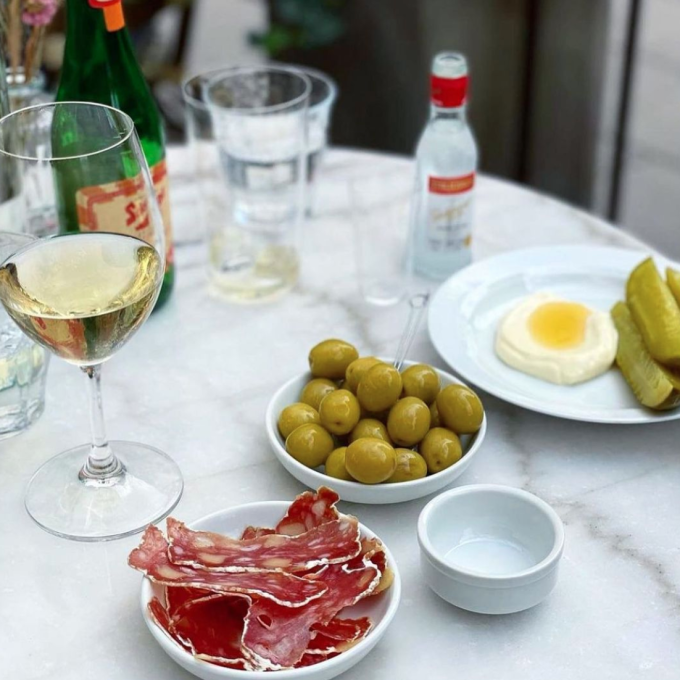 uteservering stockholm schmaltz delicatessen