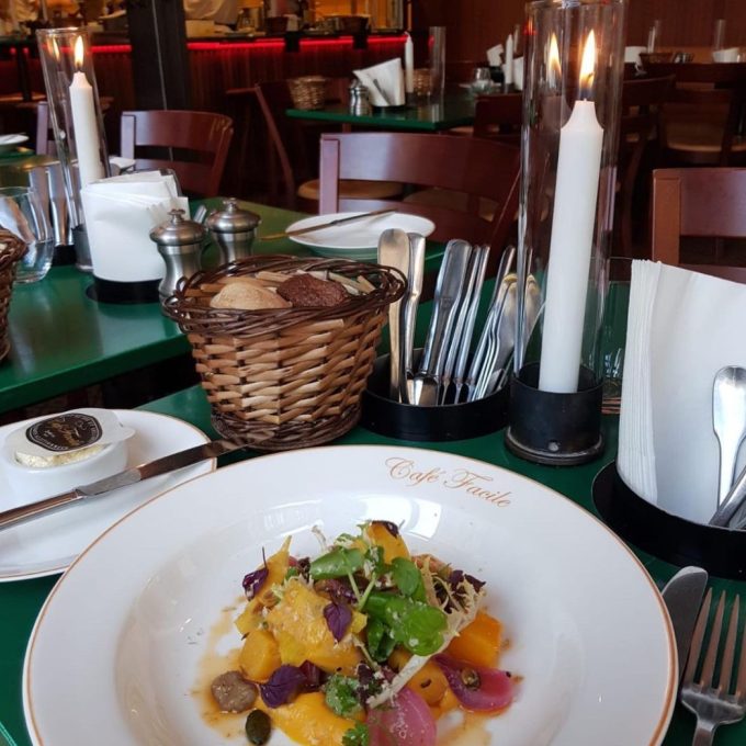cafe facile boka bord