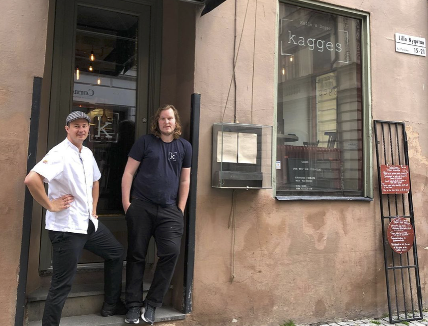 Kalle och Dogge framför Kagges på Lilla Nygatan.