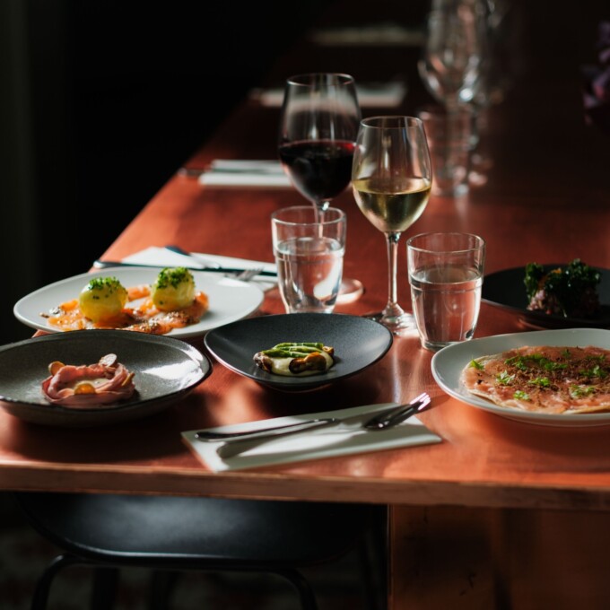 restaurang koket vid bordet hemma hos restaurang stockholm