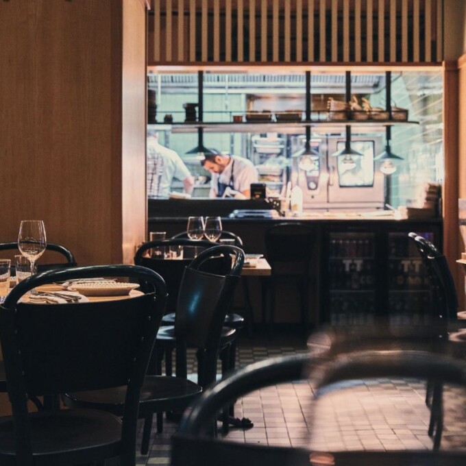 Ta med hunden på restaurang i Vasastan – här är ställena där ni är välkomna både ute och inne.