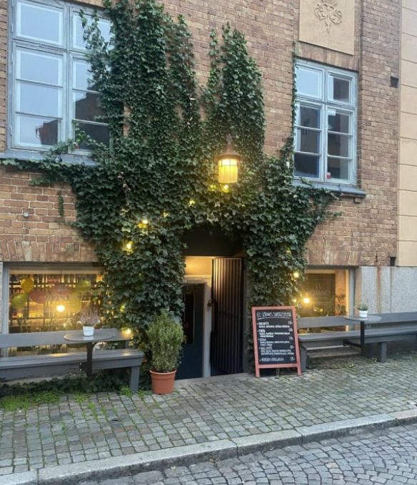 På charmiga Gamla Väster serverar El Sótano napoletanska pizzor med surdegsbotten i en avslappnad och inbjudande miljö. Här kan du kombinera pizzan med italienska smårätter, charkuterier och något gott i glaset